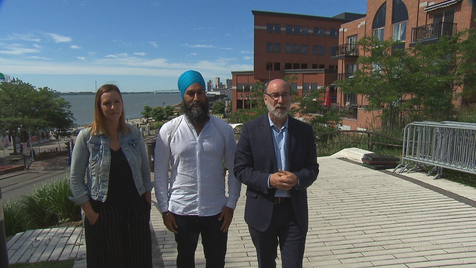 La députée néo-démocrate de Berthier-Maskinongé, Ruth Ellen Brosseau, le chef du NPD, Jagmeet Singh et le député néo-démocrate de Trois-Rivières, Robert Aubin, au port de Trois-Rivières. La députée néo-démocrate de Berthier-Maskinongé, Ruth Ellen Brosseau, le chef du NPD, Jagmeet Singh et le député néo-démocrate de Trois-Rivières, Robert Aubin, au port de Trois-Rivières.