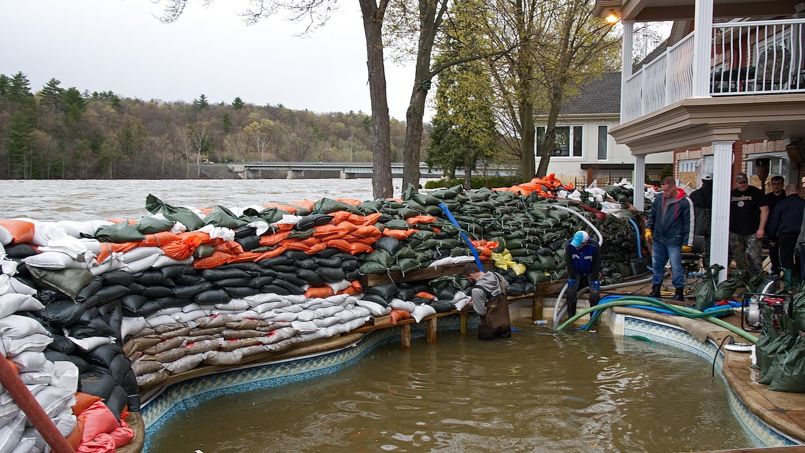 Une impressionnante digue aménagée par des propriétaires d'une résidence de Gatineau avec l'aide d'autres citoyens. Une impressionnante digue aménagée par des propriétaires d'une résidence de Gatineau avec l'aide d'autres citoyens.