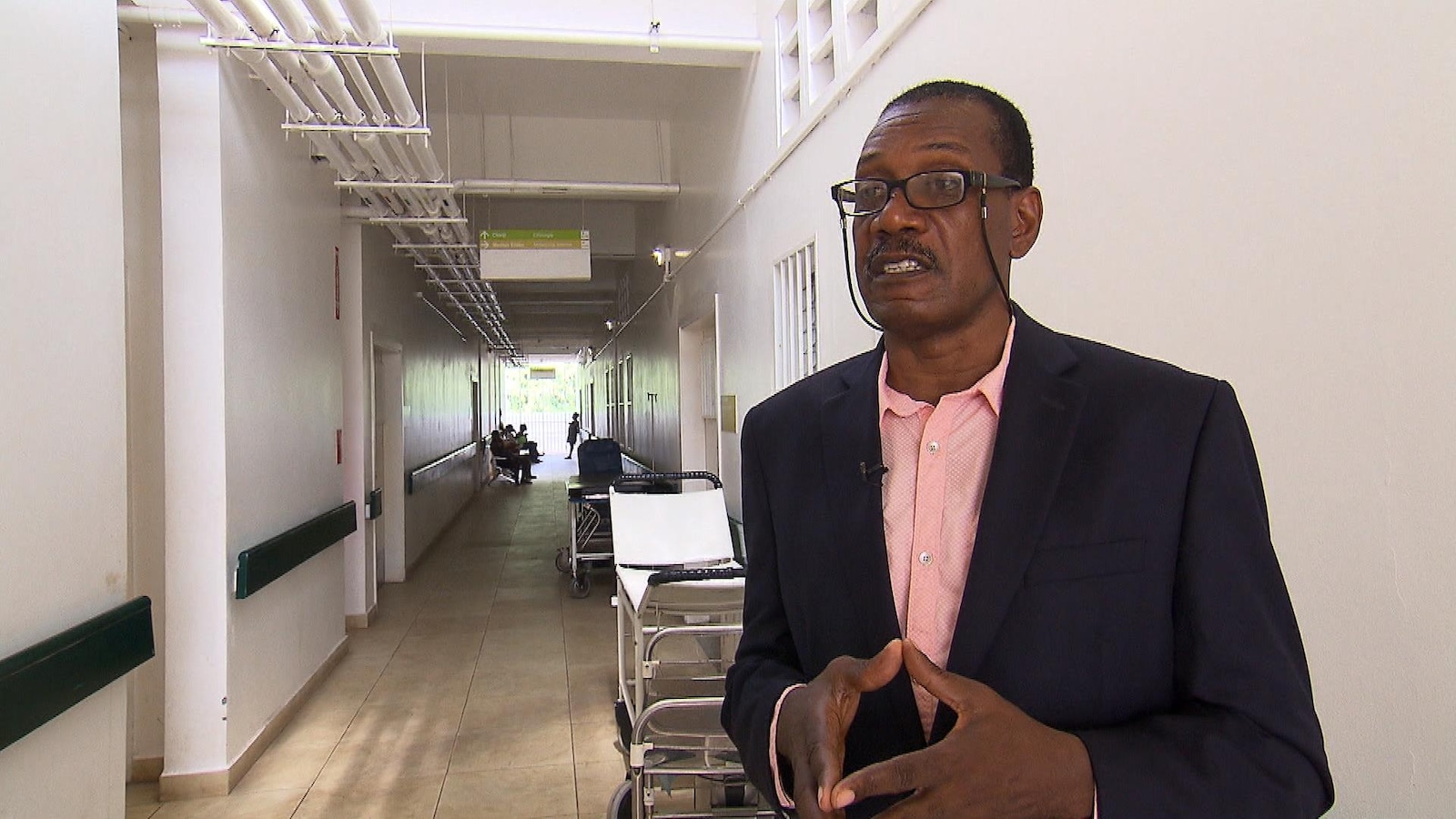 Le directeur général de l’hôpital St-Michel de Jacmel, le Dr Newton Jeudy, donne une entrevue dans un corridor de l'hôpital. Le directeur général de l’hôpital St-Michel de Jacmel, le Dr Newton Jeudy, donne une entrevue dans un corridor de l'hôpital.