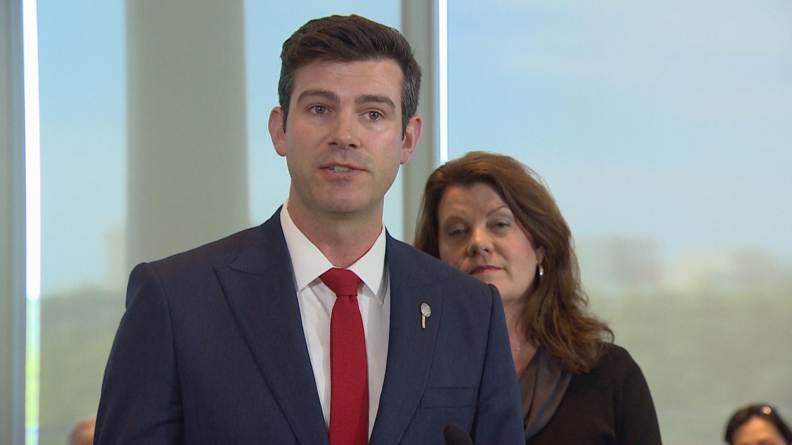 Don Iveson et Lori Sigurdson au podium. Don Iveson et Lori Sigurdson au podium.