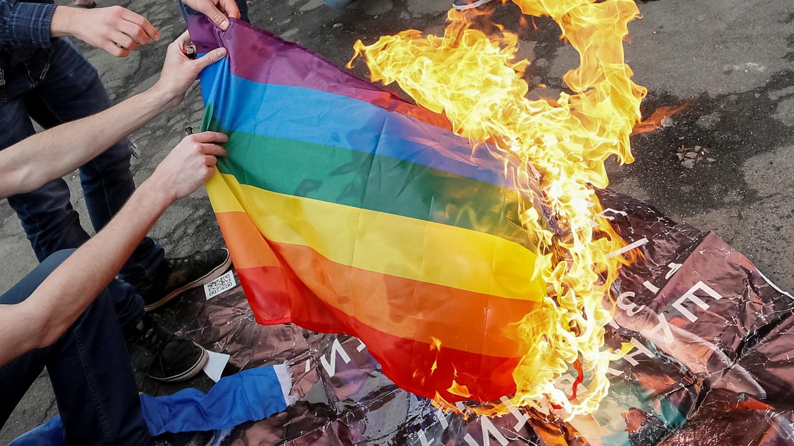 Un drapeau de la Fierté est brûlé par des anti-LGBTQ à Kiev, en Ukraine, le 13 juin 2017 Un drapeau de la Fierté est brûlé par des anti-LGBTQ à Kiev, en Ukraine, le 13 juin 2017