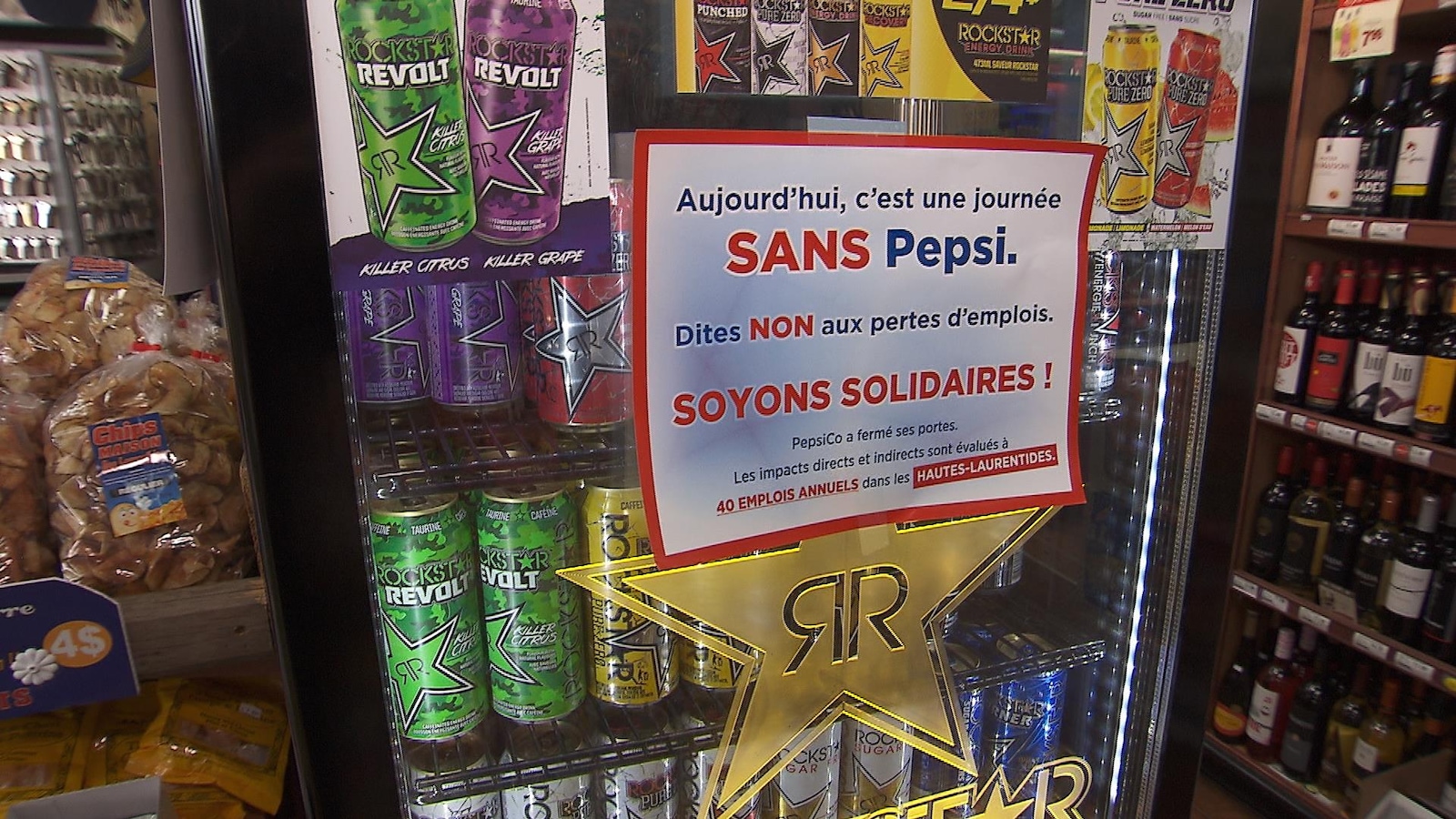 Depuis quelques mois, des commerces de Mont-Laurier mènent une campagne de boycottage contre Pepsi, après que l'entreprise eut décidé de transférer son centre de distribution à Montréal. Depuis quelques mois, des commerces de Mont-Laurier mènent une campagne de boycottage contre Pepsi, après que l'entreprise eut décidé de transférer son centre de distribution à Montréal.