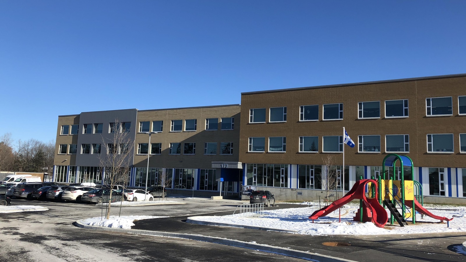 Une école de trois étages. Une école de trois étages.