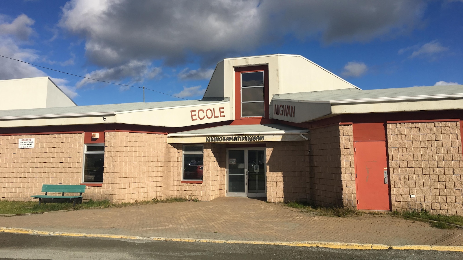 L'École Migwan vue de l'extérieur. L'École Migwan vue de l'extérieur.