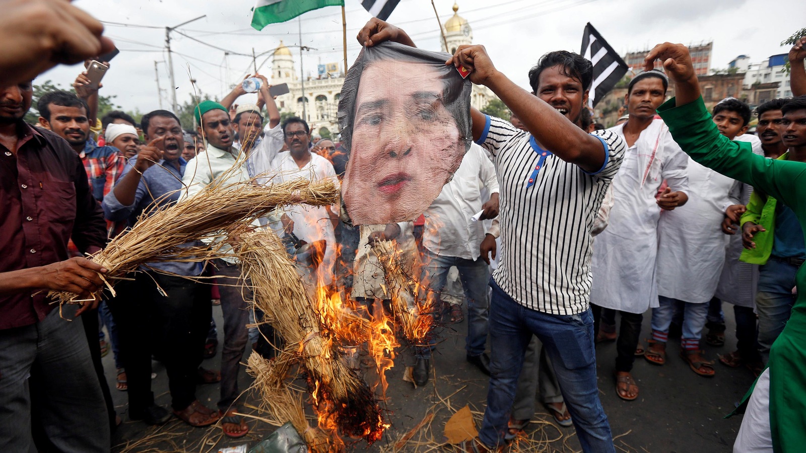 À Kolkata, en Inde, des manifestants ont brûlé une effigie d'Aung San Suu Kyi pour protester contre le sort subi par les Rohingyas. À Kolkata, en Inde, des manifestants ont brûlé une effigie d'Aung San Suu Kyi pour protester contre le sort subi par les Rohingyas.