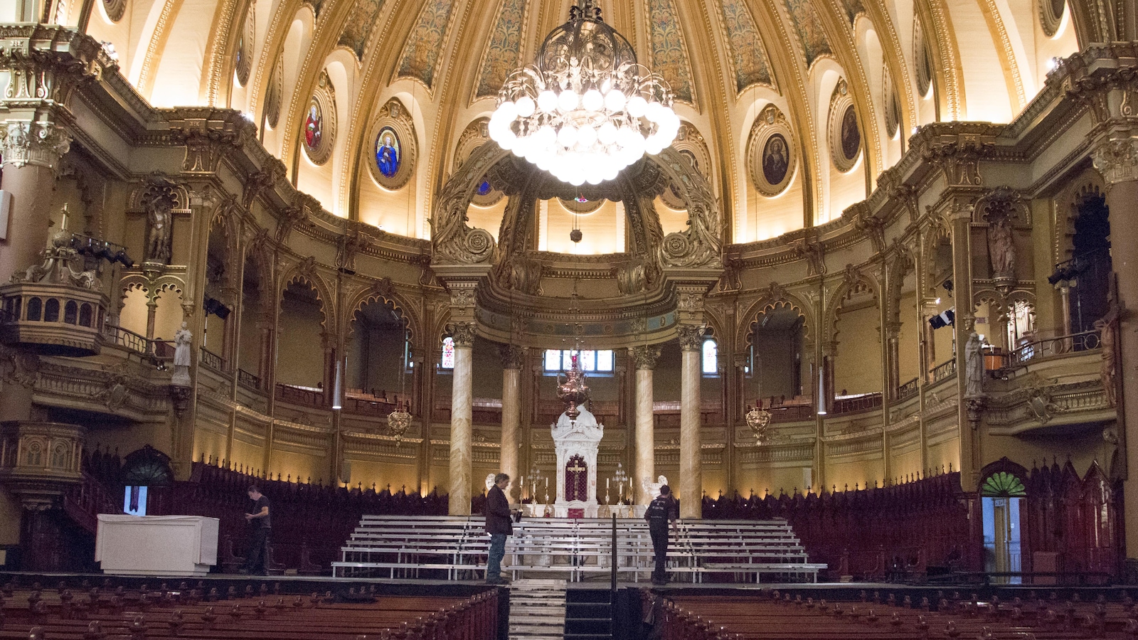 Une scène de spectacle est démontée à l'intérieur de la nef de l'église Saint-Jean-Baptiste. Une scène de spectacle est démontée à l'intérieur de la nef de l'église Saint-Jean-Baptiste.