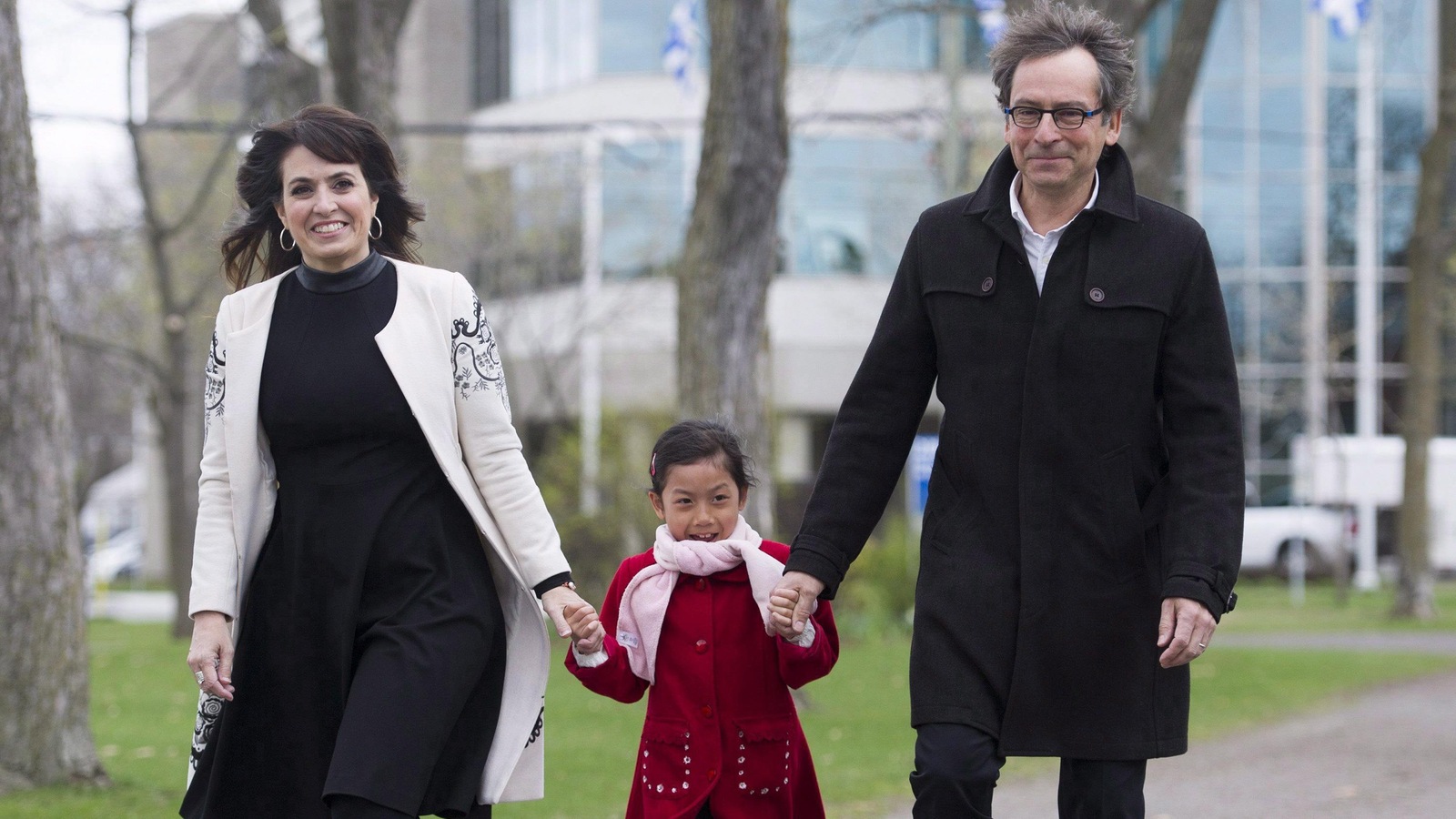La députée du Parti québécois Véronique Hivon en compagnie de son conjoint, Jacques Pregent, et de leur fille Iris Pregent-Hivon, le 9 mai 2016. La députée du Parti québécois Véronique Hivon en compagnie de son conjoint, Jacques Pregent, et de leur fille Iris Pregent-Hivon, le 9 mai 2016.