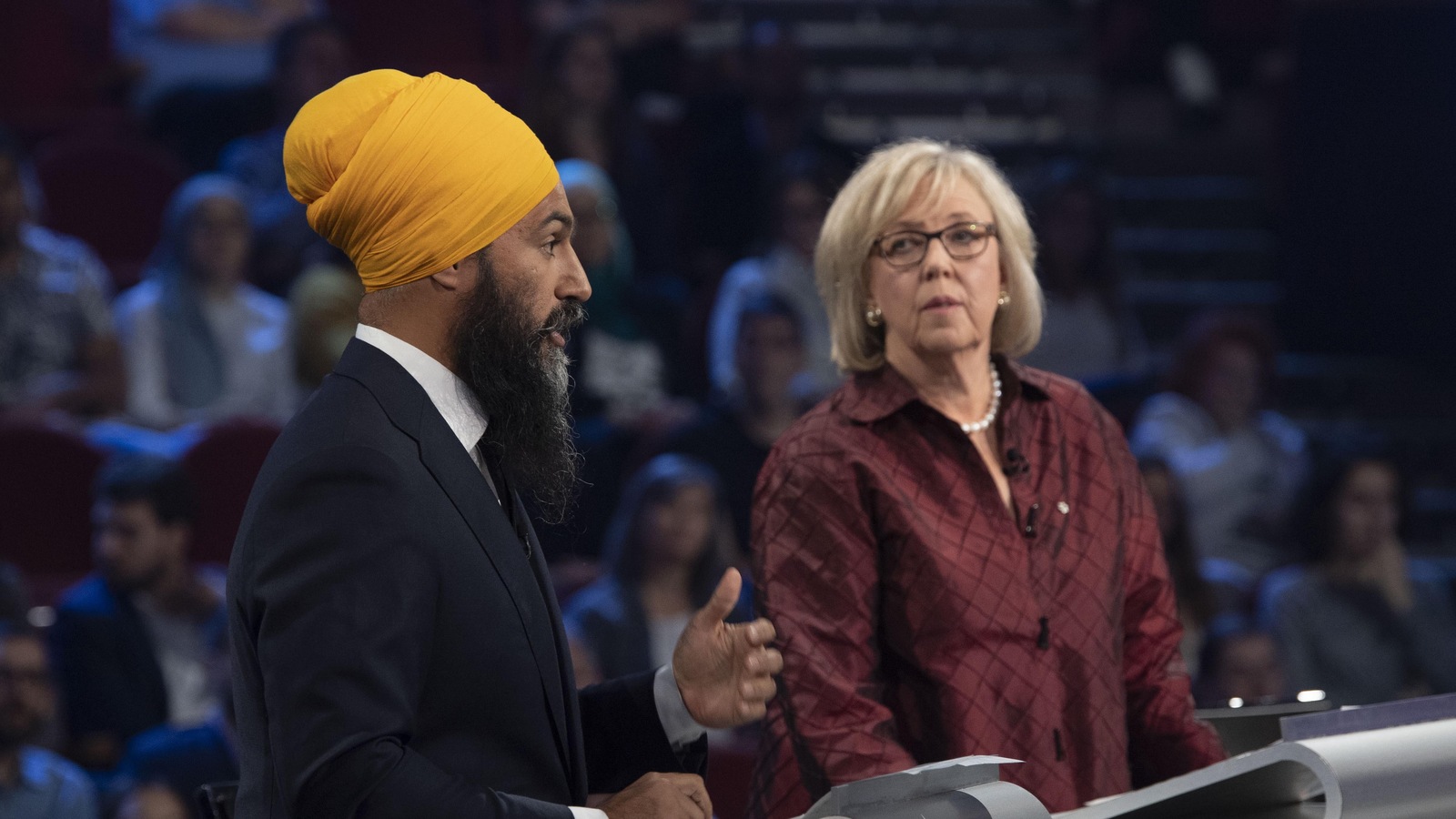 Le chef du NPD, Jagmeet Singh, et la chef du Parti vert, Elizabeth May, prennent part au débat en français des chefs fédéraux. Le chef du NPD, Jagmeet Singh, et la chef du Parti vert, Elizabeth May, prennent part au débat en français des chefs fédéraux.