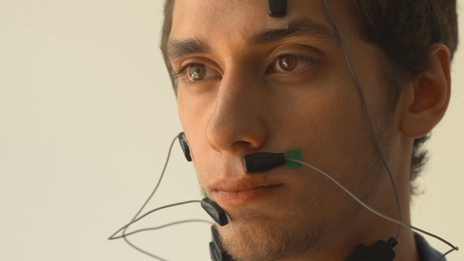 Des électrodes sur un participant à une étude. Des électrodes sur un participant à une étude.