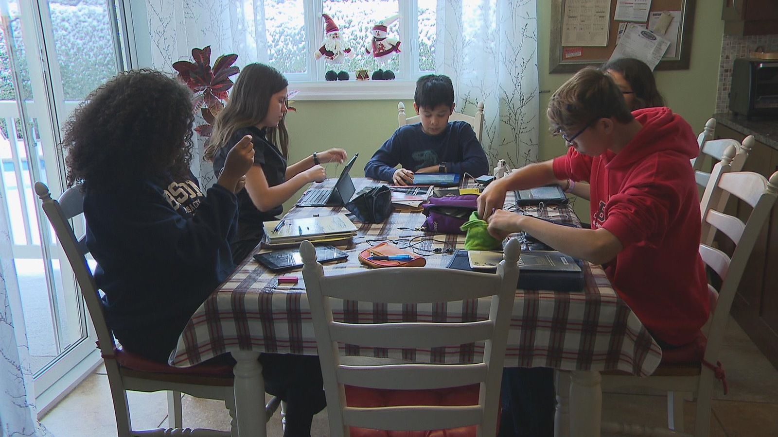 Des élèves se sont regroupés afin de participer à cette journée spéciale de cours en ligne à la maison Des élèves se sont regroupés afin de participer à cette journée spéciale de cours en ligne à la maison