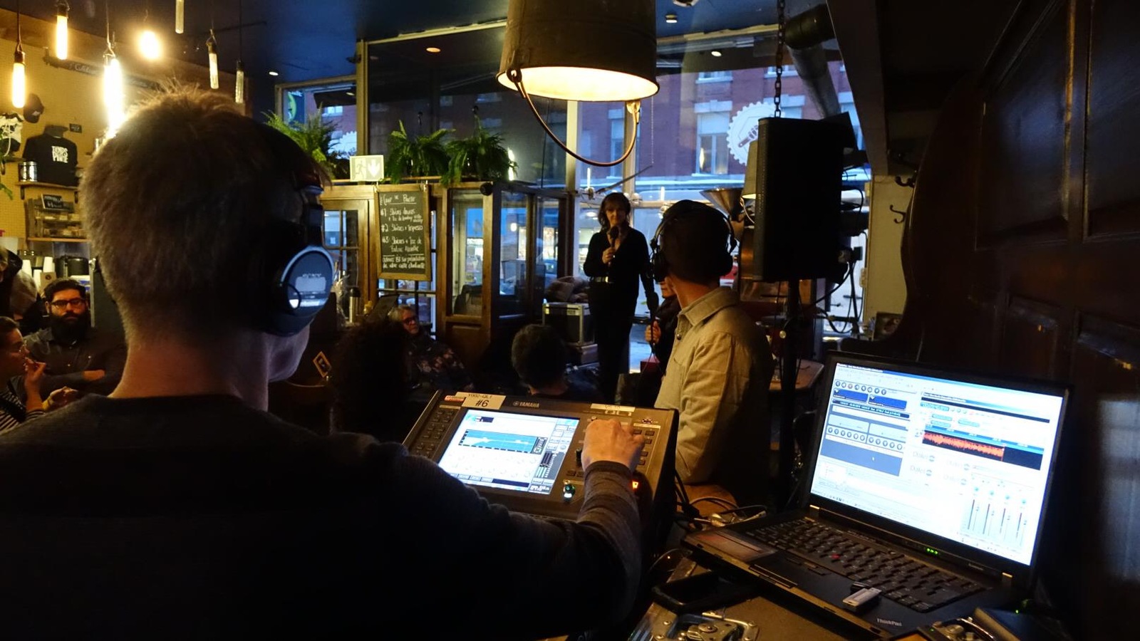 L'animatrice de l'émission scientifique « Les années-lumière » Sophie-Andrée Blondin se tient debout devant le public assis aux tables de la microbrasserie Le temps d'une pinte à Trois-Rivières pour l'enregistrement de l'émission. L'animatrice de l'émission scientifique « Les années-lumière » Sophie-Andrée Blondin se tient debout devant le public assis aux tables de la microbrasserie Le temps d'une pinte à Trois-Rivières pour l'enregistrement de l'émission.