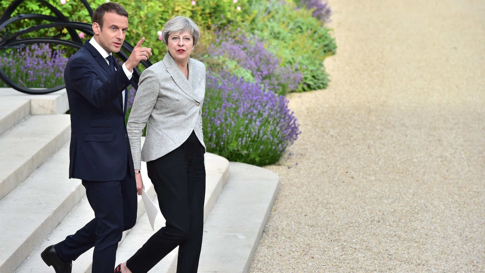 Le président français Emmanuel Macron a reçu à l'Élysée la première ministre britannique Theresa May peu après qu'elle ait perdu son pari d'obtenir un mandat fort à la tête de son pays.
Le président français Emmanuel Macron a reçu à l'Élysée la première ministre britannique Theresa May peu après qu'elle ait perdu son pari d'obtenir un mandat fort à la tête de son pays.