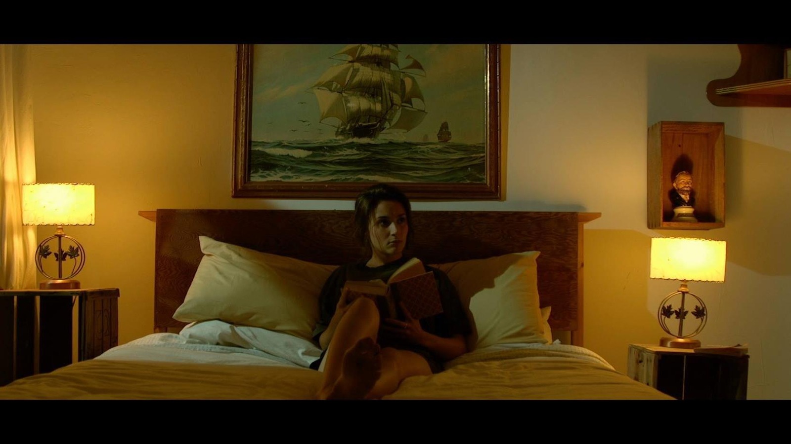 Jeune femme sur un lit Jeune femme sur un lit