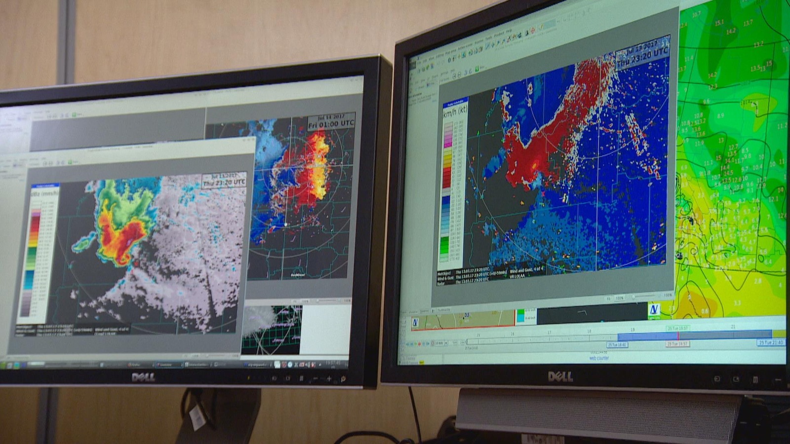 Deux écrans d'Environnement Canada à Edmonton qui montrent les images d'un radar doppler. Deux écrans d'Environnement Canada à Edmonton qui montrent les images d'un radar doppler.