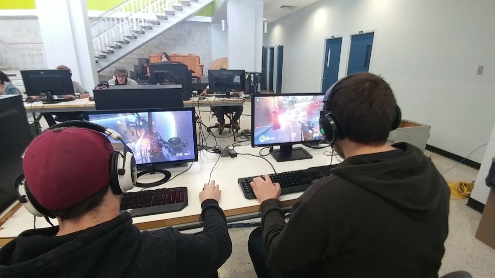 Des joueurs jouant à un jeu sur leur ordinateur dans une salle du Cégep de Matane. Des joueurs jouant à un jeu sur leur ordinateur dans une salle du Cégep de Matane.