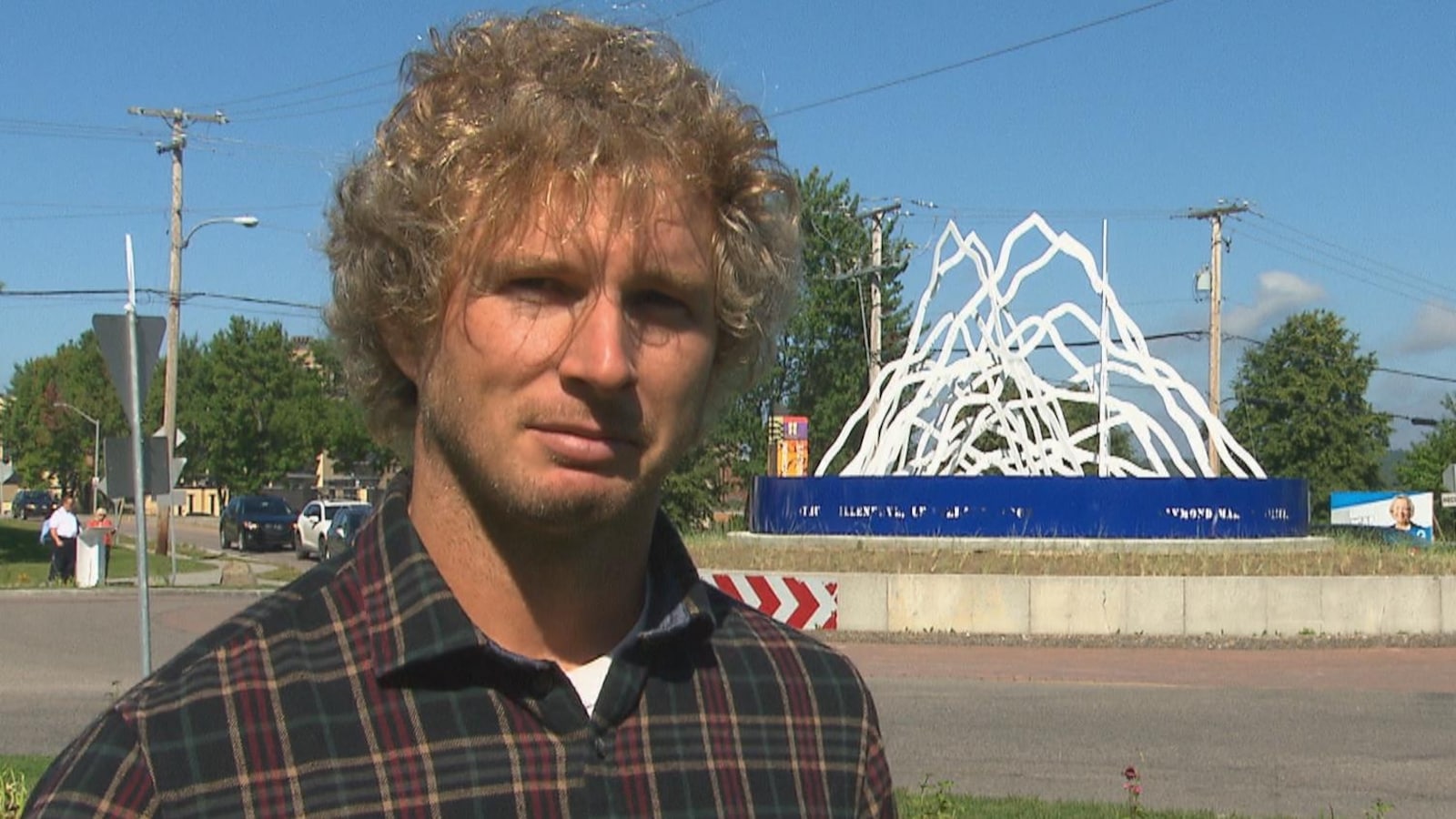 Étienne Boulanger devant l'oeuvre d'art du carrefour giratoire Étienne Boulanger devant l'oeuvre d'art du carrefour giratoire