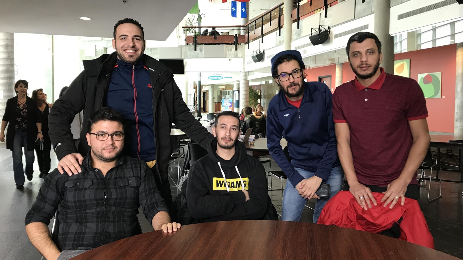 Cinq étudiants internationaux de l'UQAT sourient dans l'agora du campus de Rouyn-Noranda. Cinq étudiants internationaux de l'UQAT sourient dans l'agora du campus de Rouyn-Noranda.