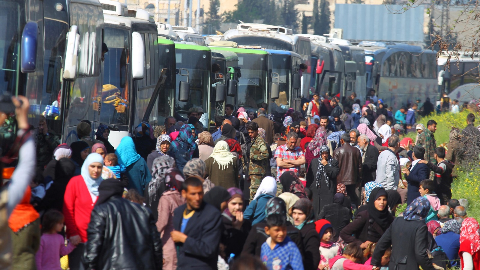 Quelque 5000 personnes de Foua et de Kafraya, des localités assiégées depuis deux ans par les rebelles syriens dans la province d'Idleb (nord-ouest), avaient été évacuées vendredi. Quelque 5000 personnes de Foua et de Kafraya, des localités assiégées depuis deux ans par les rebelles syriens dans la province d'Idleb (nord-ouest), avaient été évacuées vendredi.