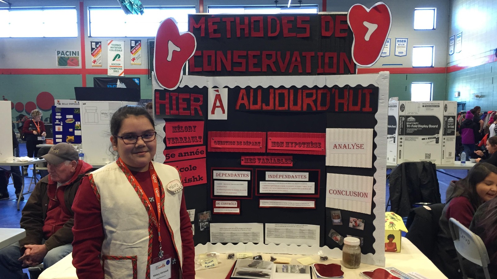 Une élève présente son kiosque d'information à l'Expo Sciences. Une élève présente son kiosque d'information à l'Expo Sciences.