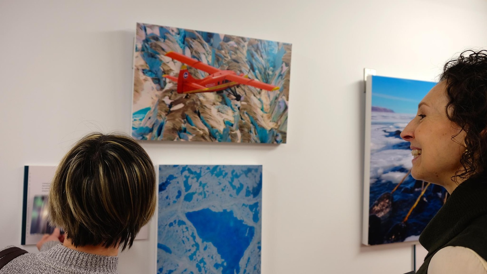 Photo d'un avion de surveillance des glaces avec deux visiteurs Photo d'un avion de surveillance des glaces avec deux visiteurs
