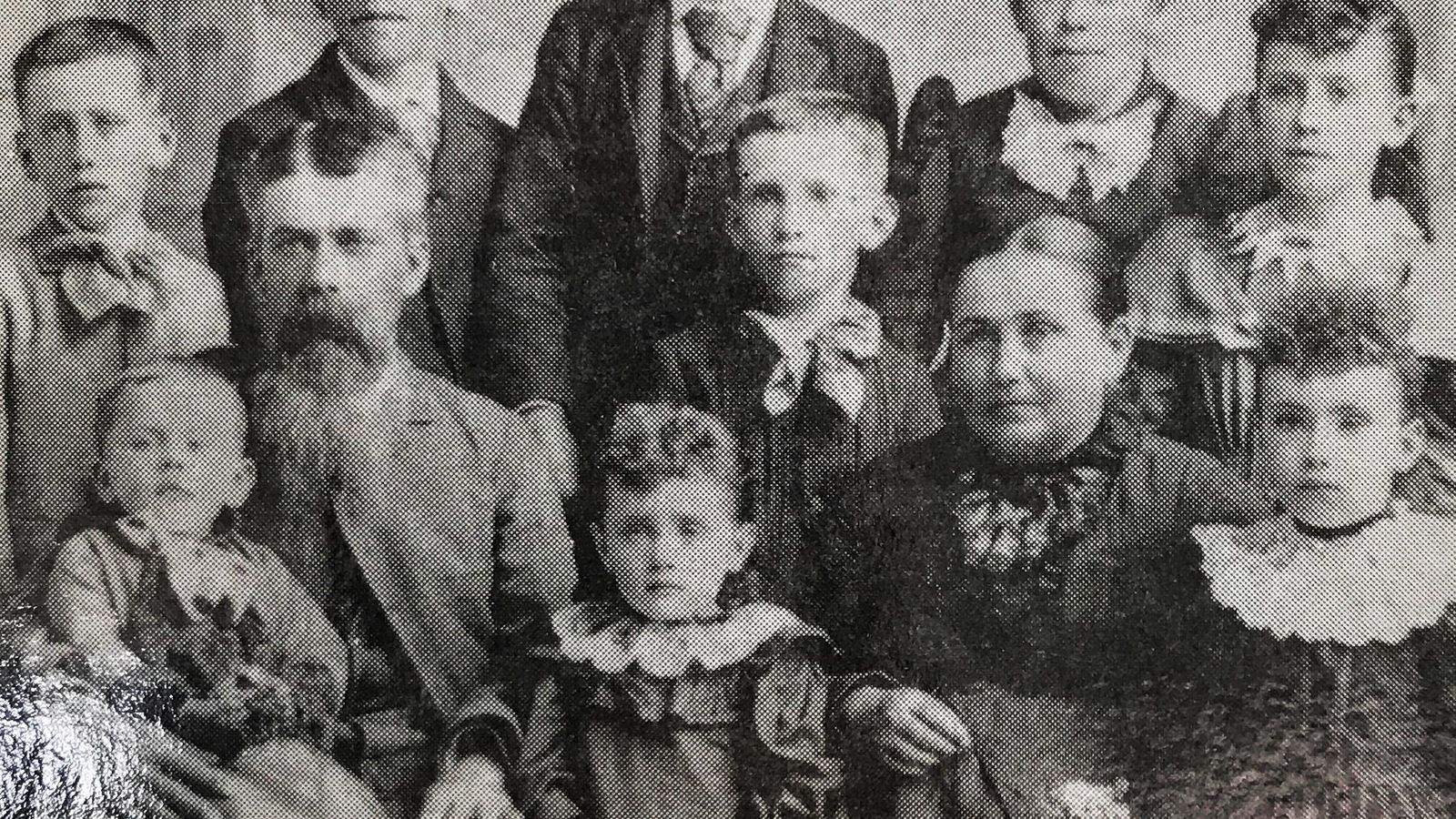 Photo de famille de l'un des arrière-grands-pères de Larry Vaudrin, Napoléon Vaudrin, né à Saint Isidore, au Québec, en 1875 et mort à Red Lake Falls, Minnesota en 1954. Photo de famille de l'un des arrière-grands-pères de Larry Vaudrin, Napoléon Vaudrin, né à Saint Isidore, au Québec, en 1875 et mort à Red Lake Falls, Minnesota en 1954.