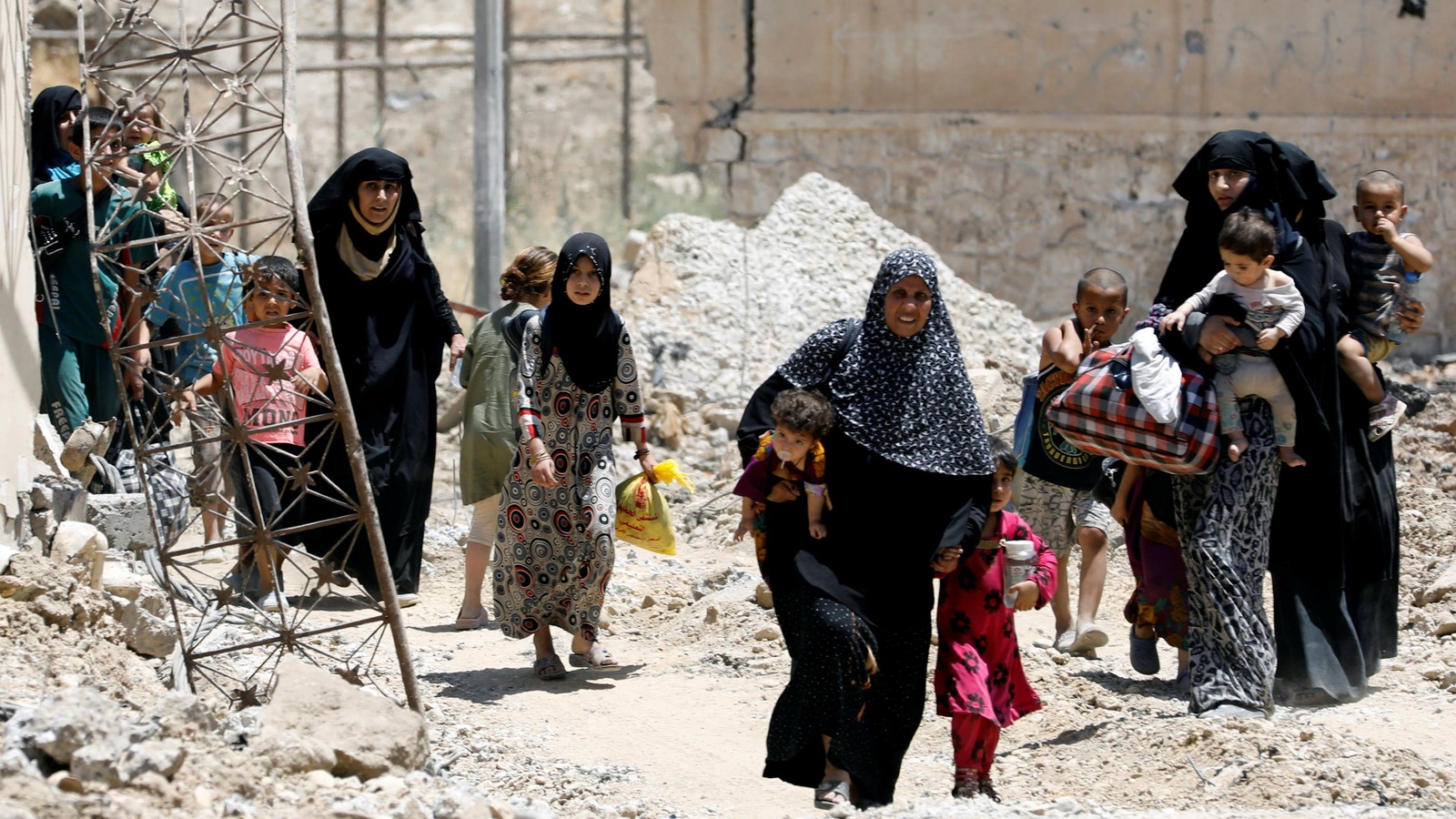 Des femmes et des enfants tentent de fuir Mossoul. Des femmes et des enfants tentent de fuir Mossoul.