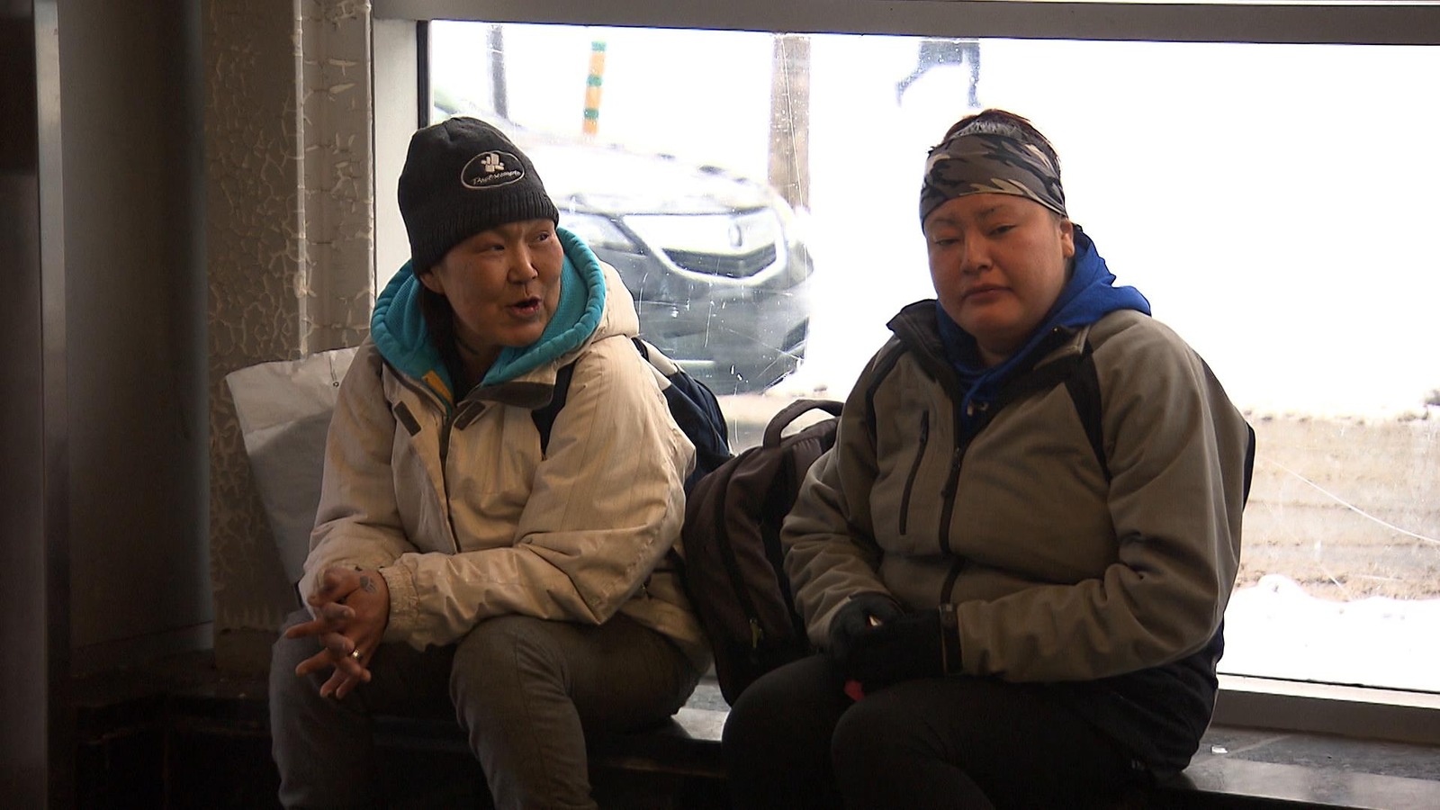 Deux femmes inuites quêtent au métro Place-des-Arts à Montréal Deux femmes inuites quêtent au métro Place-des-Arts à Montréal