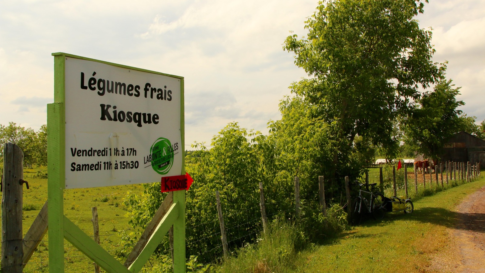 Pancarte : légumes frais, kiosque avec les jours et heures d'ouverture. Pancarte : légumes frais, kiosque avec les jours et heures d'ouverture.