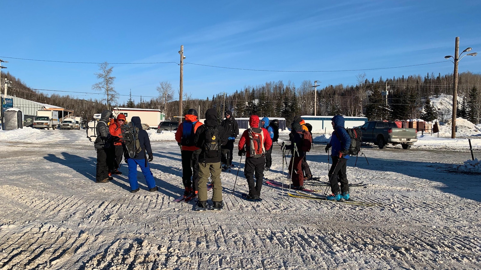Des skieurs sont rassemblés autour d'un instructeur. Des skieurs sont rassemblés autour d'un instructeur.