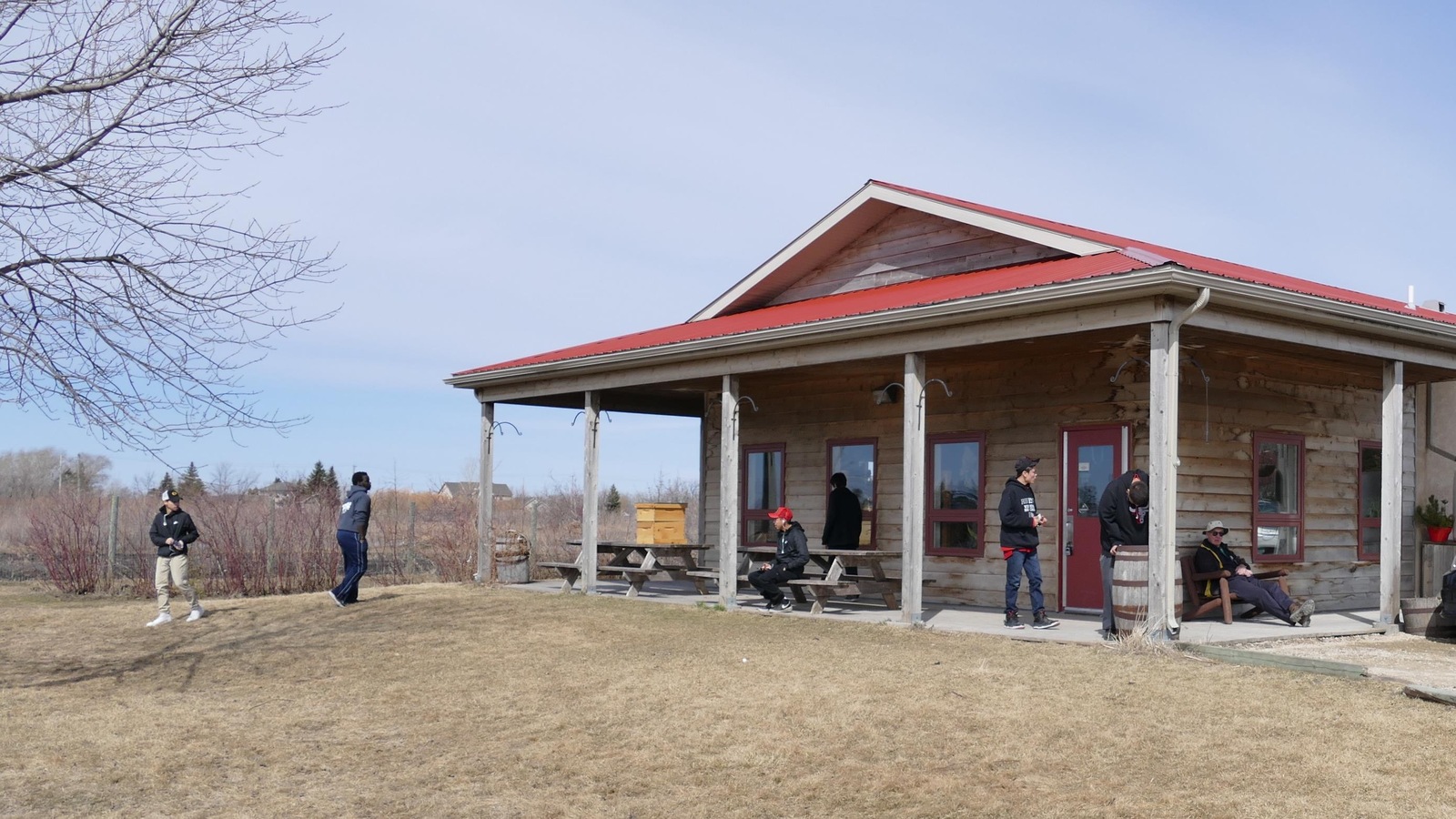 Des jeunes se promènent à l'extérieur du bâtiment principal de FortWhyte Farms. Des jeunes se promènent à l'extérieur du bâtiment principal de FortWhyte Farms.