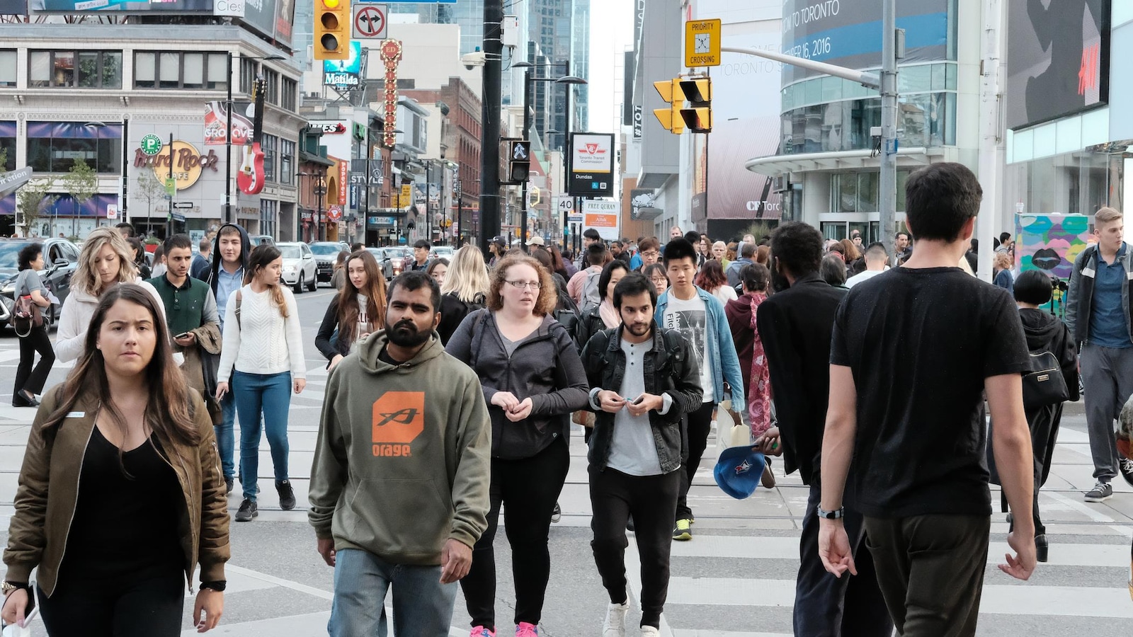 Des gens marchent dans la rue à Toronto.