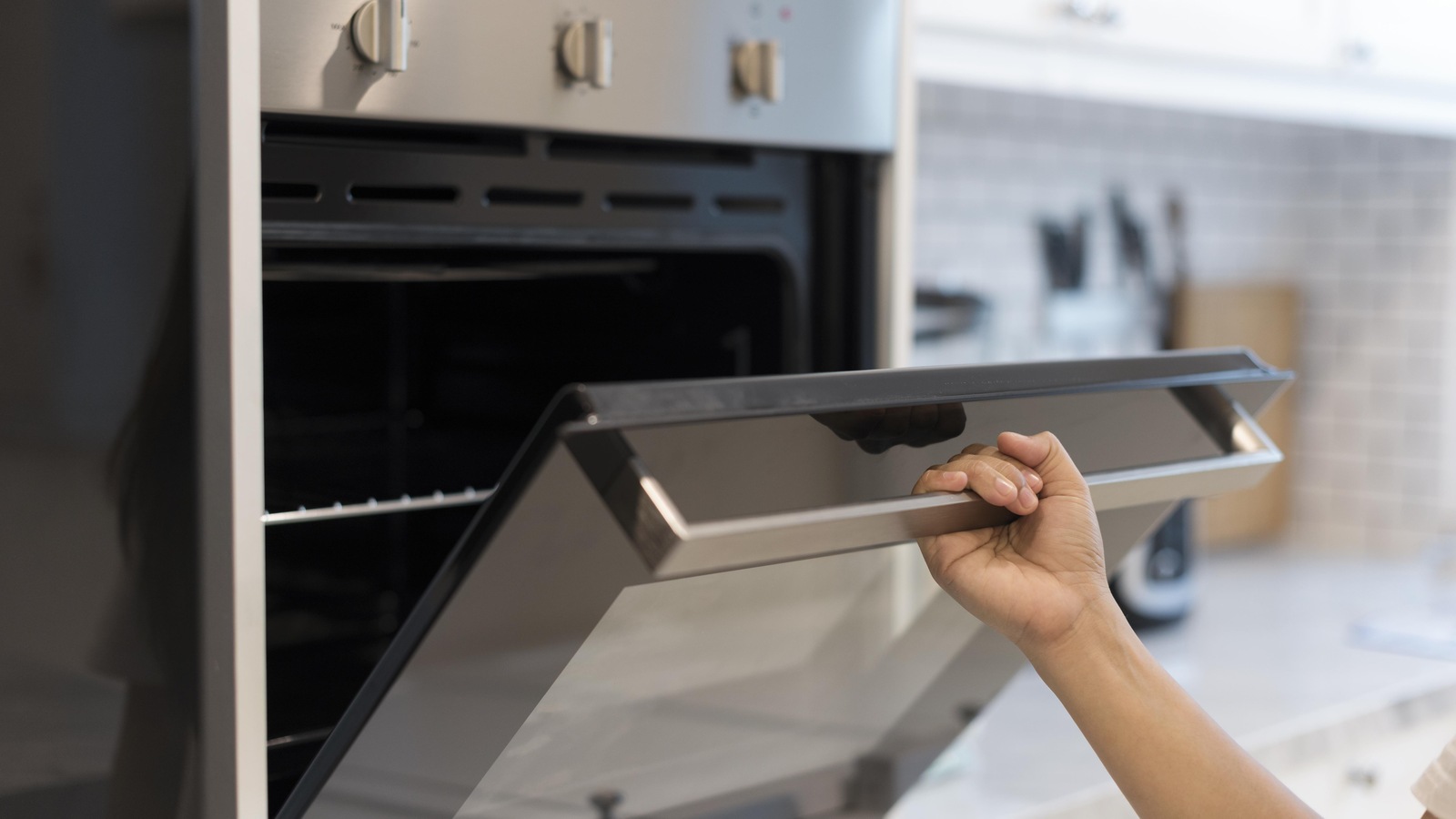 Un four à cuisson, la porte ouverte Un four à cuisson, la porte ouverte