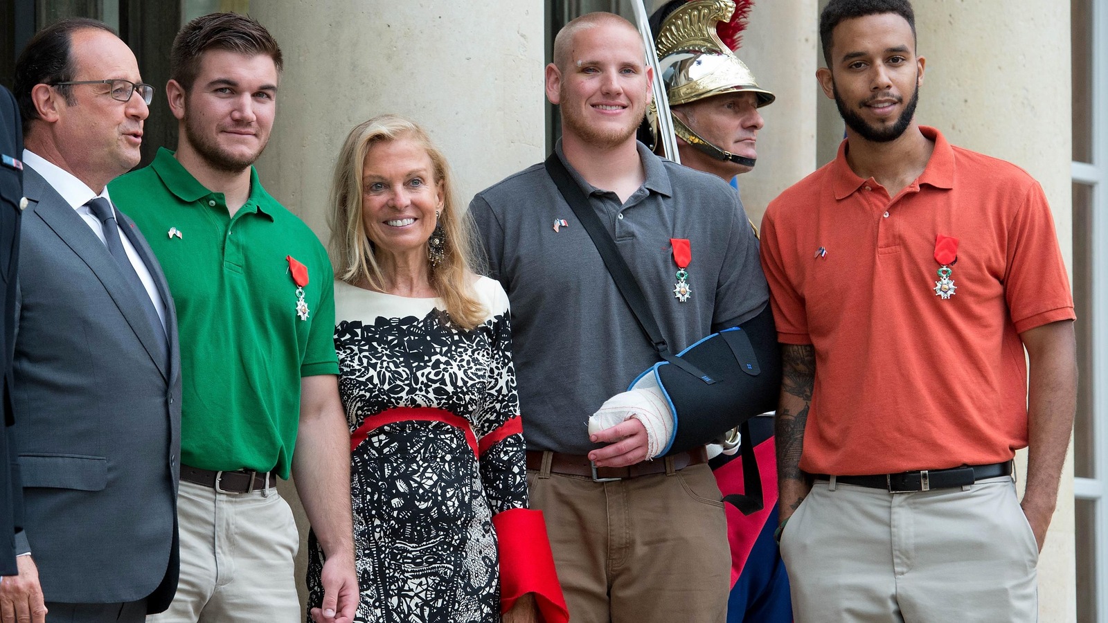 François Hollande pose avec Alek Skarlatos, Anthony Sadler et Spencer Stone (de gauche à droite) après leur avoir remis la Légion d'honneur pour avoir déjoué un attentat. François Hollande pose avec Alek Skarlatos, Anthony Sadler et Spencer Stone (de gauche à droite) après leur avoir remis la Légion d'honneur pour avoir déjoué un attentat.