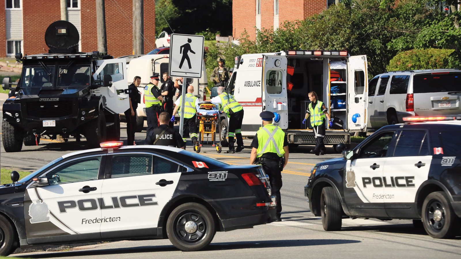 Des policiers et des ambulanciers paramédicaux sur les lieux de la fusillade à Fredericton Des policiers et des ambulanciers paramédicaux sur les lieux de la fusillade à Fredericton