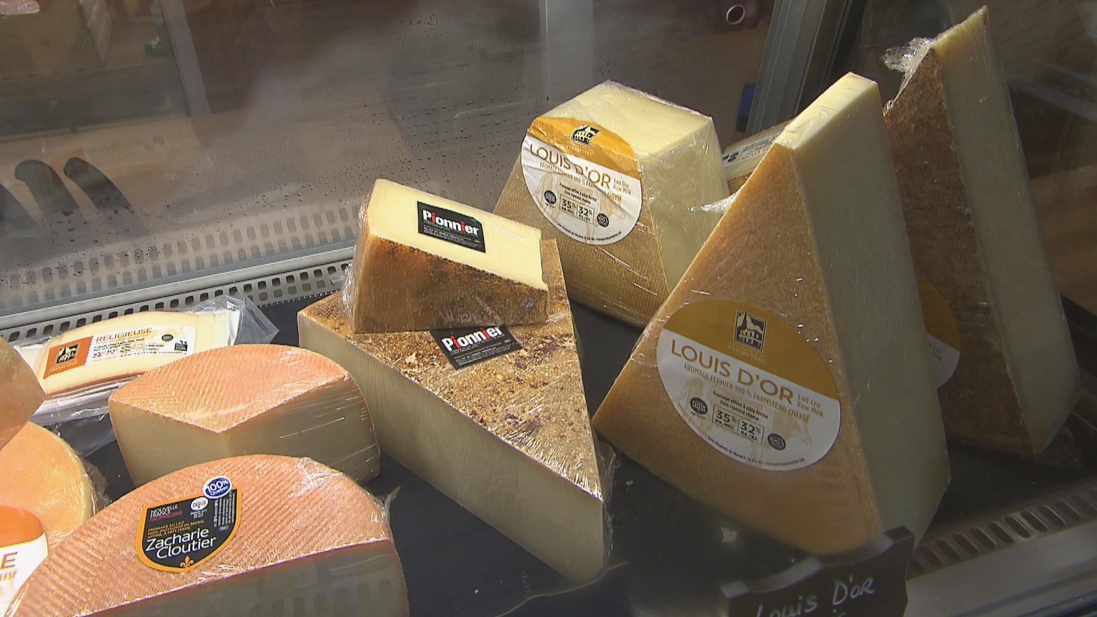 Des fromages finalistes de l'édition 2018 du concours des meilleurs fromages québécois provenant de la région de l'Estrie : le Zacharie Cloutier (de la Fromagerie Nouvelle France), le Louis D'or (de la Fromagerie du Presbytère) et Le Pionnier (une collaboration entre les deux) dans une vitrine. Des fromages finalistes de l'édition 2018 du concours des meilleurs fromages québécois provenant de la région de l'Estrie : le Zacharie Cloutier (de la Fromagerie Nouvelle France), le Louis D'or (de la Fromagerie du Presbytère) et Le Pionnier (une collaboration entre les deux) dans une vitrine.