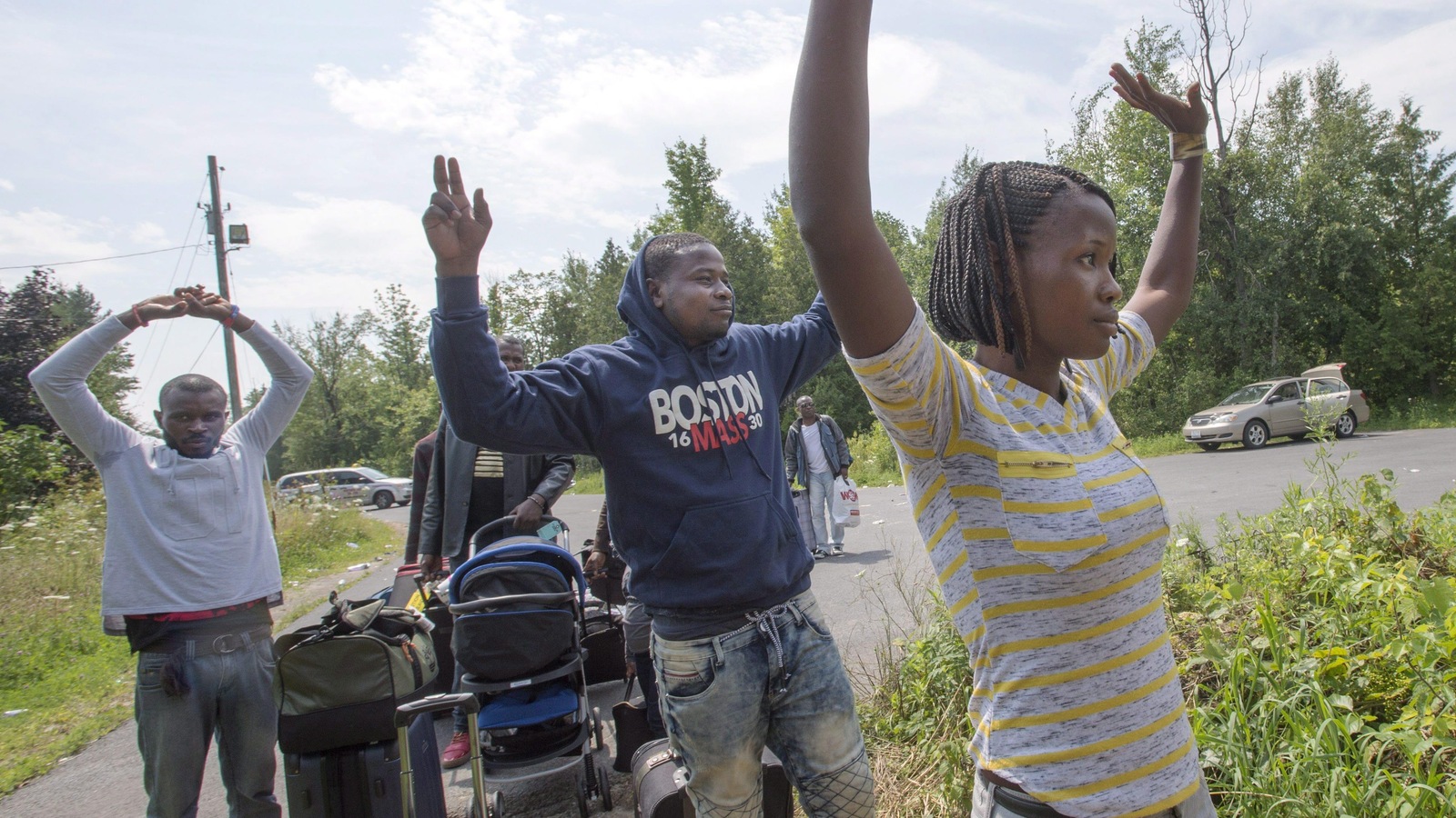 Un groupe de migrants traversent la frontière à Saint-Bernard-de-Lacolle, au Québec. Un groupe de migrants traversent la frontière à Saint-Bernard-de-Lacolle, au Québec.