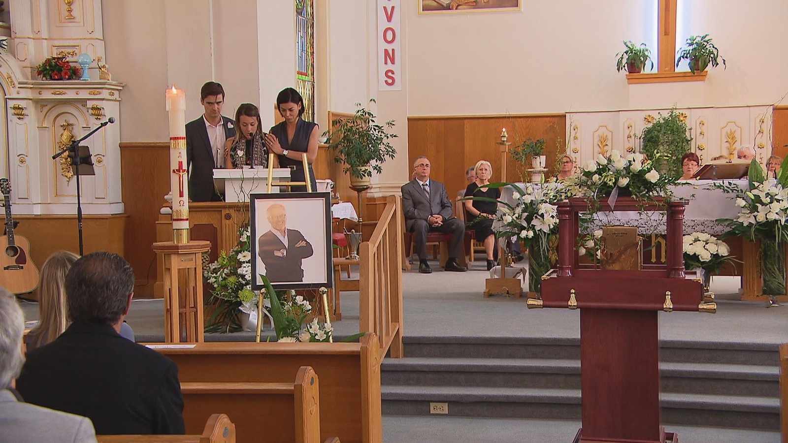 Des membres de la famille du défunt ont dû dominer leurs émotions pour lui adresser des mots d'adieu. Des membres de la famille du défunt ont dû dominer leurs émotions pour lui adresser des mots d'adieu.