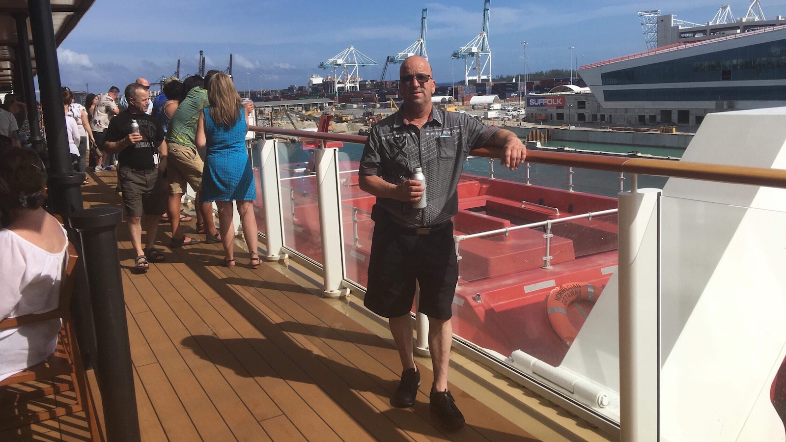 Un homme est à bord d'un navire de croisière sous un ciel radieux. Un homme est à bord d'un navire de croisière sous un ciel radieux.