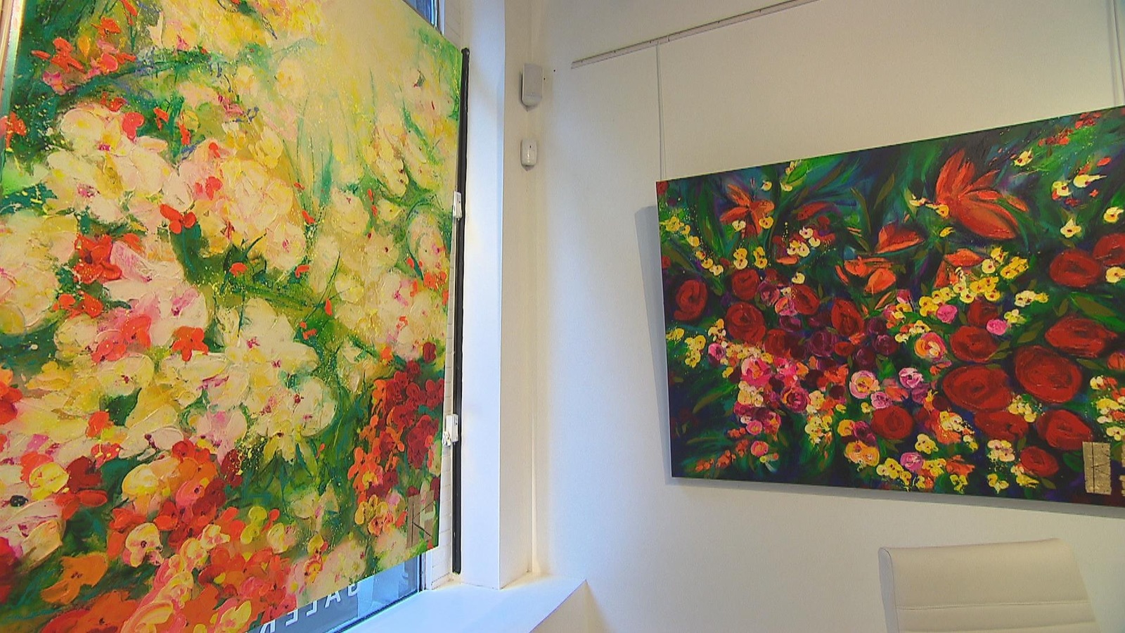 Deux toiles présentent des champs de fleurs. Il s'agit de deux oeuvres très colorés. Deux toiles présentent des champs de fleurs. Il s'agit de deux oeuvres très colorés.