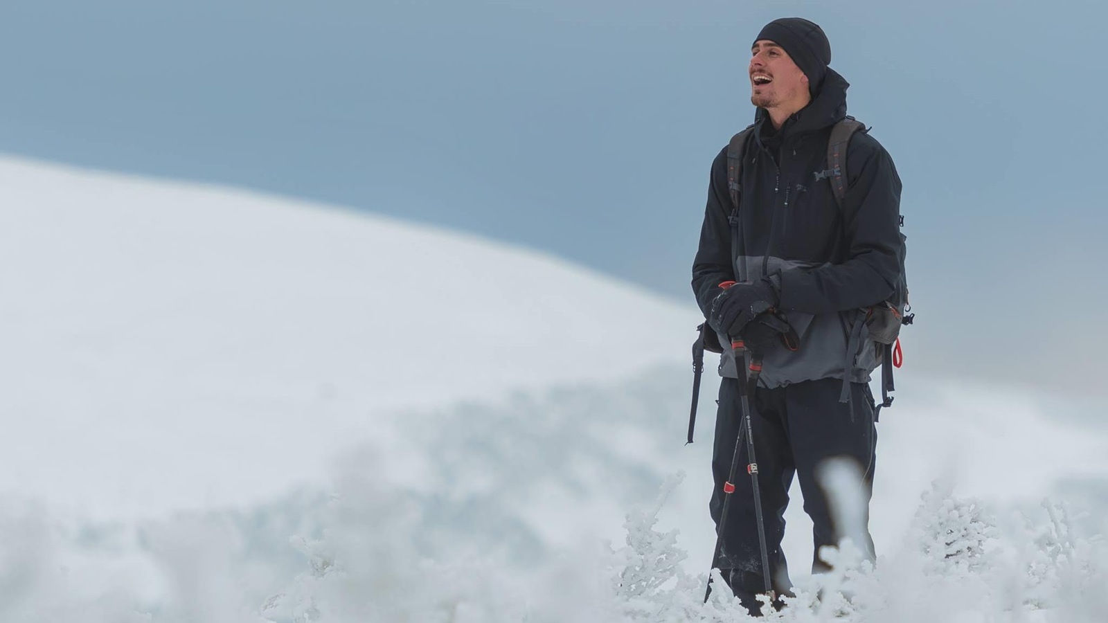 Le photographe Éric Deschamps sur l'un des sommets du Parc national de la Gaspésie. Le photographe Éric Deschamps sur l'un des sommets du Parc national de la Gaspésie.