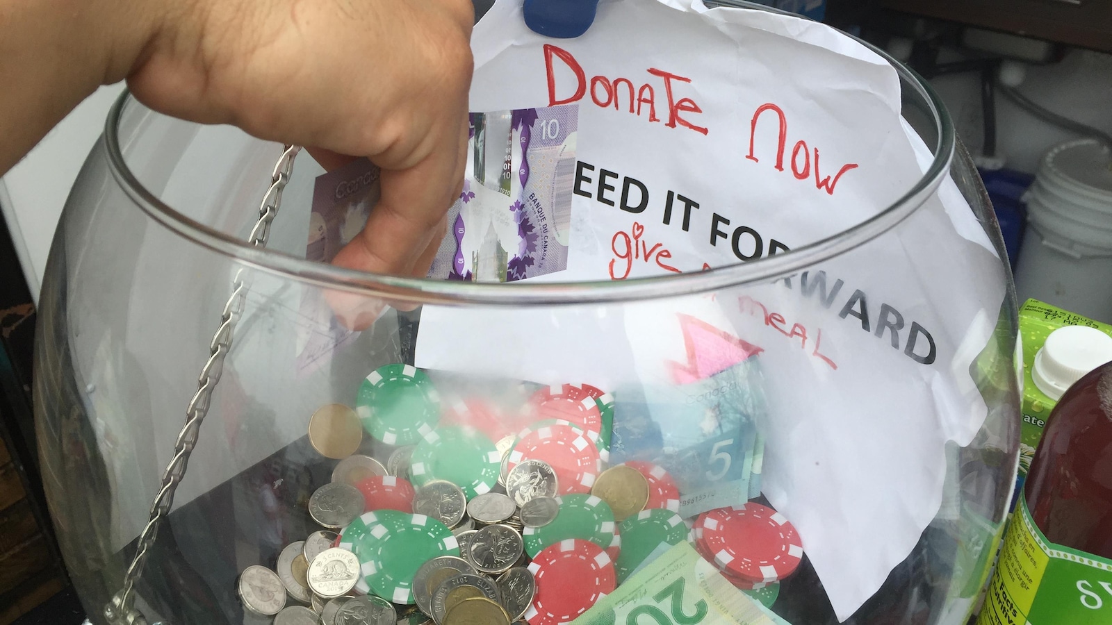 Les clients du Soup Bar peuvent laisser un montant d'argent de leur choix ou acheter leur repas à l'aide d'un jeton payé par quelqu'un d'autre. Les clients du Soup Bar peuvent laisser un montant d'argent de leur choix ou acheter leur repas à l'aide d'un jeton payé par quelqu'un d'autre.