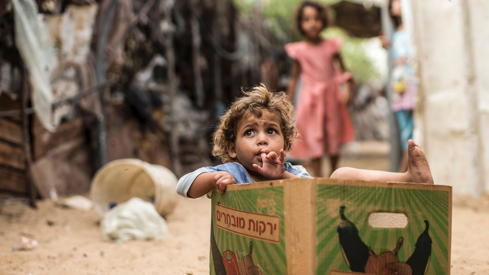 Un enfant dans une boîte de carton Un enfant dans une boîte de carton