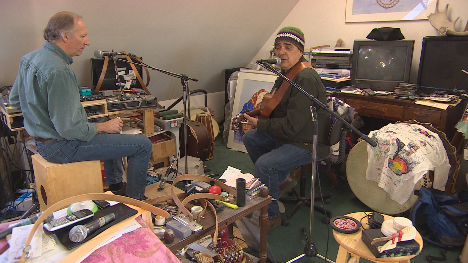Gérald Laroche et Florent Vollant pratiquent dans un studio Gérald Laroche et Florent Vollant pratiquent dans un studio