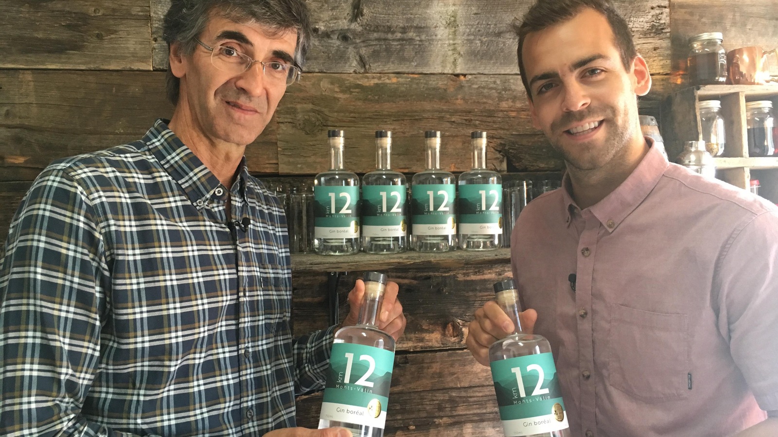 Serge et Jean-Philippe Bouchard tiennent des bouteilles de gin. Serge et Jean-Philippe Bouchard tiennent des bouteilles de gin.