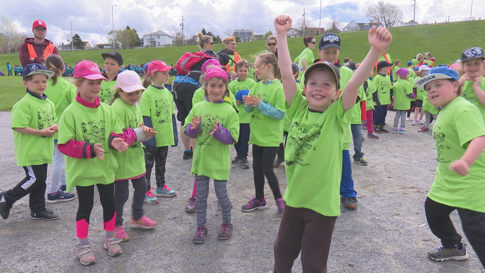 Des jeunes se préparent à accueillir des participants au Grand défi Pierre Lavoie. Des jeunes se préparent à accueillir des participants au Grand défi Pierre Lavoie.