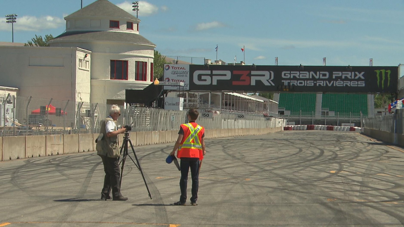 Le photographe Claude Charlebois prend en photo le circuit de course de Grand Prix Trois-Rivières. Le photographe Claude Charlebois prend en photo le circuit de course de Grand Prix Trois-Rivières.