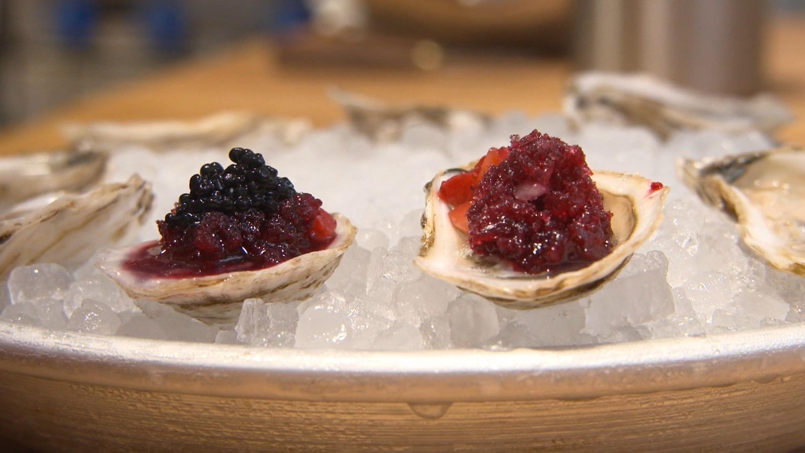 Des huîtres garnies d'un granité d'hibiscus et de caviar, servies sur un lit de glace concassée. Des huîtres garnies d'un granité d'hibiscus et de caviar, servies sur un lit de glace concassée.