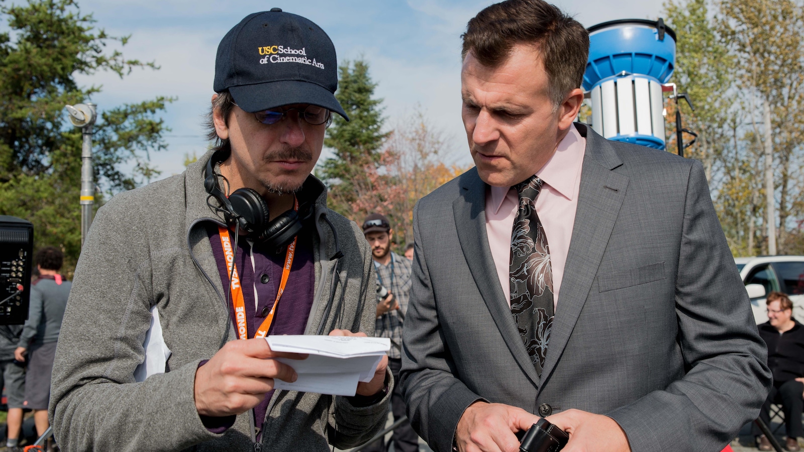 À gauche le réalisateur Philippe Falardeau et à droite l'acteur Patrick Huard, sont debout côte à côte lors du tournage du film Guibord s’en va-t-en guerre. À gauche le réalisateur Philippe Falardeau et à droite l'acteur Patrick Huard, sont debout côte à côte lors du tournage du film Guibord s’en va-t-en guerre.