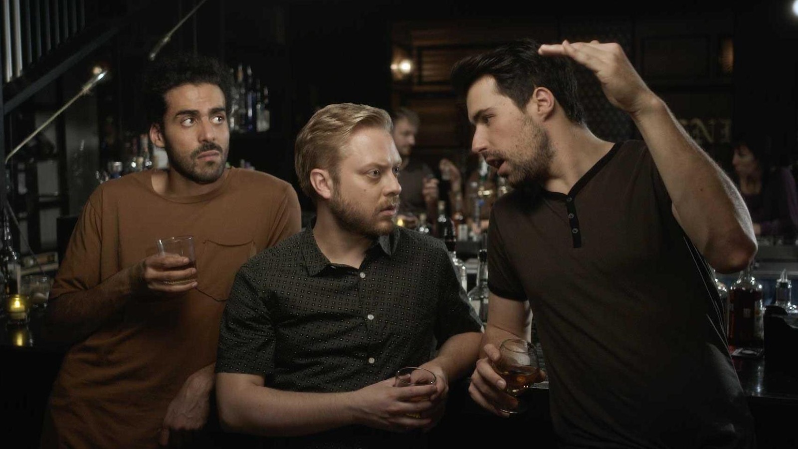 Adib Alkhalidey, Guillaume Lambert et Philippe-Audrey Larrue St-Jacques, accoudés à un bar, en train de discuter, dans une scène de la série « Like-moi ». Adib Alkhalidey, Guillaume Lambert et Philippe-Audrey Larrue St-Jacques, accoudés à un bar, en train de discuter, dans une scène de la série « Like-moi ».