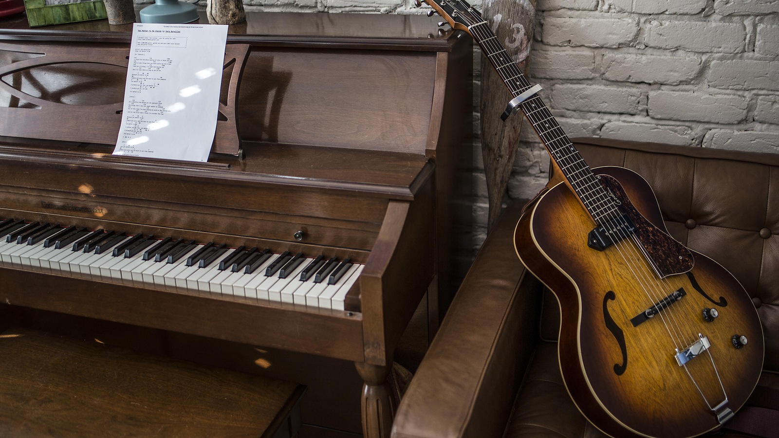 Une guitare et un piano dans un salon Une guitare et un piano dans un salon